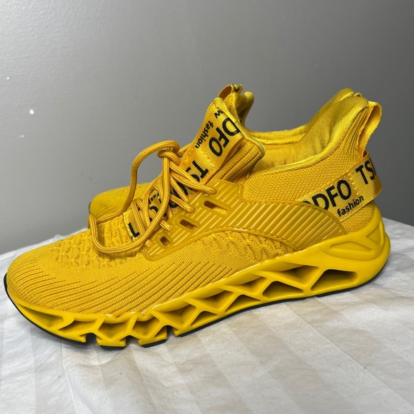 Shoes - Lightly worn gym sneakers